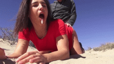 Девушка в красном платье трахается в пустыне